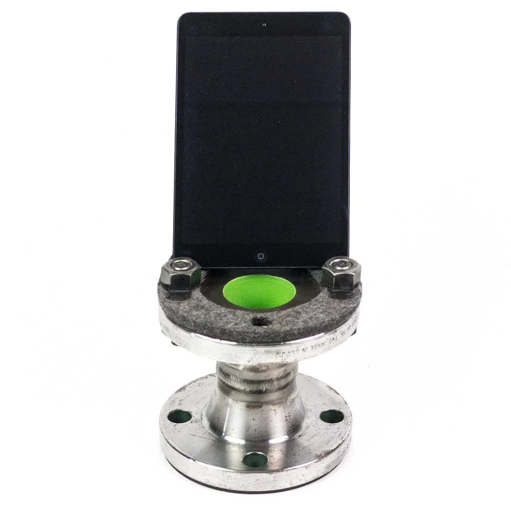 Flange_iPad_stand_vertical_7ae5c8b8-3aab-4e89-8f68-5157b28cfb6e.jpg